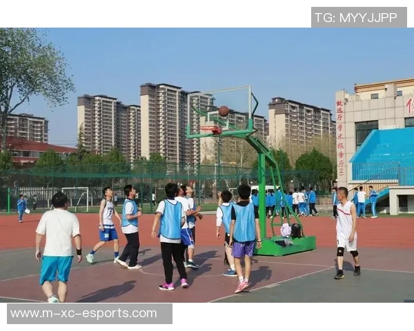 激情四溢的班级篮球赛展现青春风采与团队精神的精彩瞬间